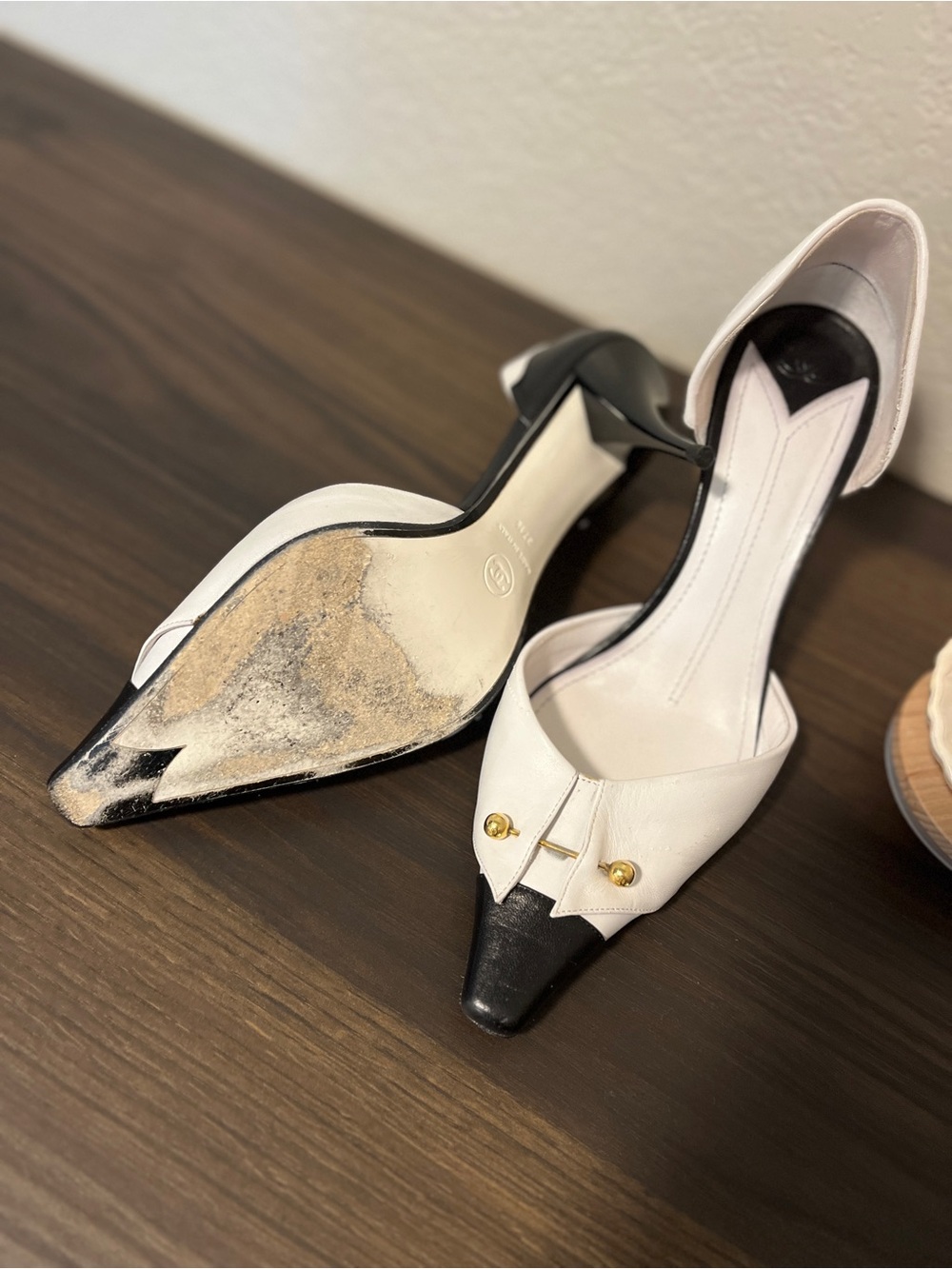 Vintage CHANEL - Two-Tone Pointed Heels in White and Black - Picture 5 of 8